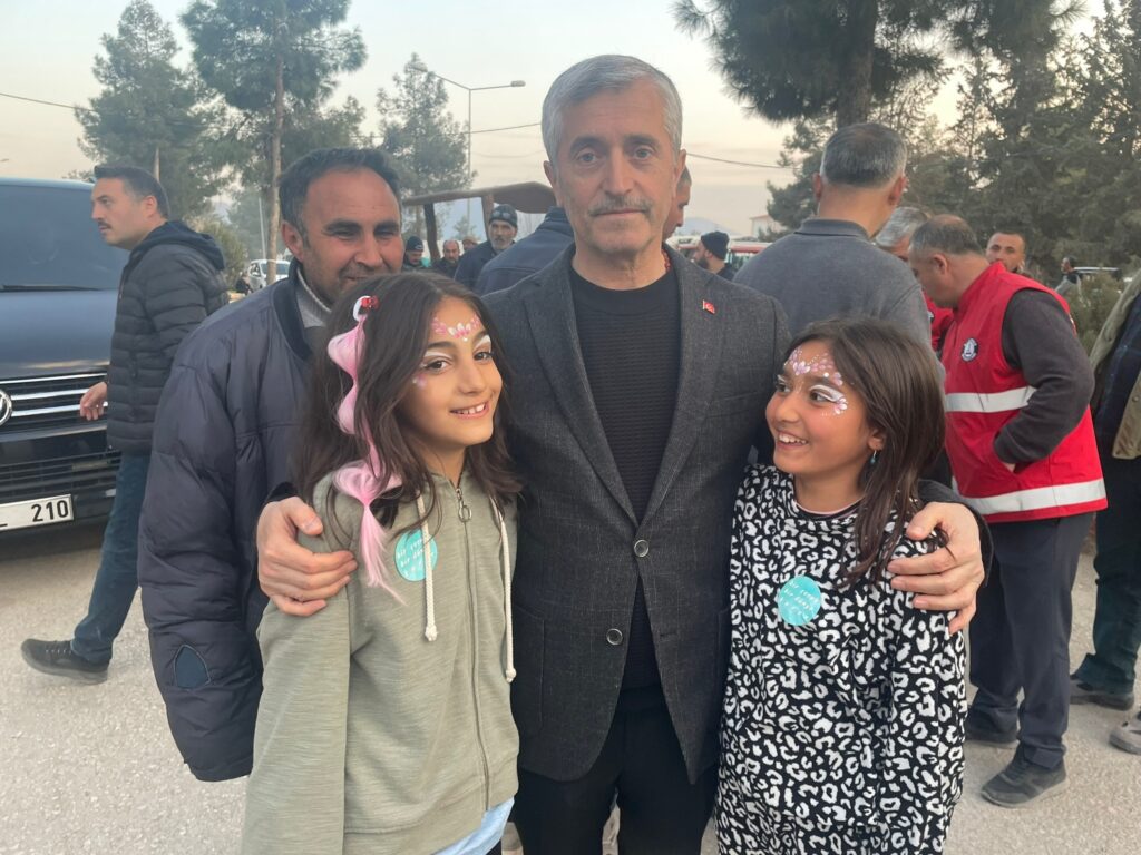 BAŞKAN TAHMAZOĞLU İSLAHİYE VE NURDAĞI’NDA DEPREMZEDELERİ ZİYARET ETTİ