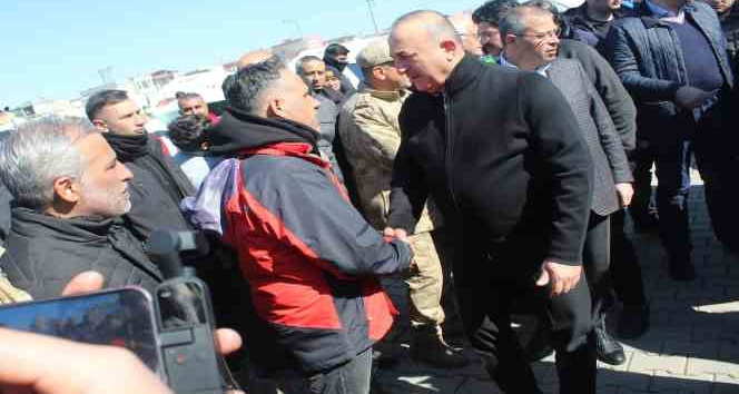 Bakan Çavuşoğlu, deprem bölgesi Nurdağı’nda