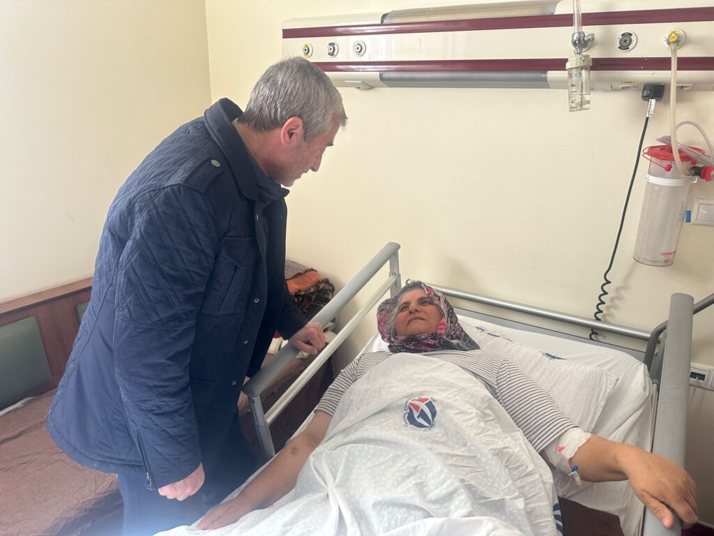 BAŞKAN TAHMAZOĞLU YARALI DEPREMZEDELERİ HASTANEDE ZİYARET ETTİ