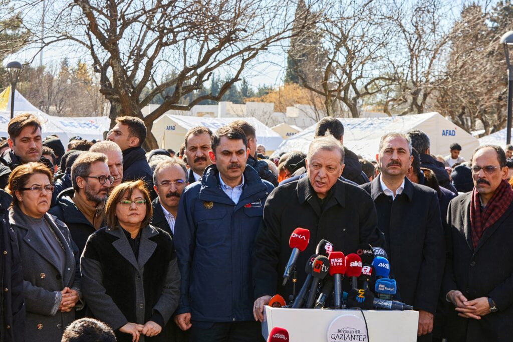 CUMHURBAŞKANI, BÜYÜKŞEHİR İLE AFAD’IN KURDUĞU ÇADIR KENTİ ZİYARET ETTİ