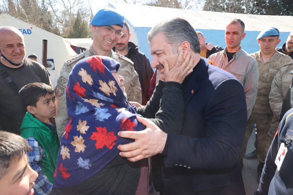 Depremzede yaşlı kadın Bakan Koca’nın boynuna sarılıp teşekkür etti