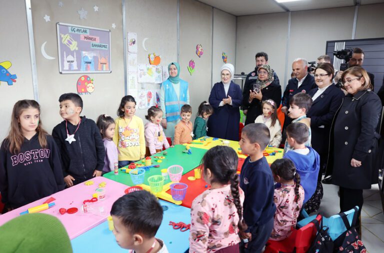 Emine Erdoğan, BM Habitat İcra Direktörü Sharif ile deprem bölgesini ziyaret etti