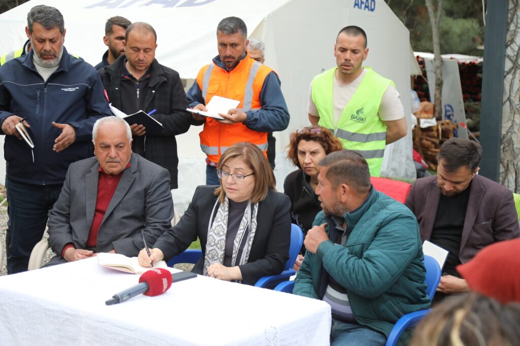 ŞAHİN, DEPREMZEDELERİ CAN KULAĞIYLA DİNLEDİ
