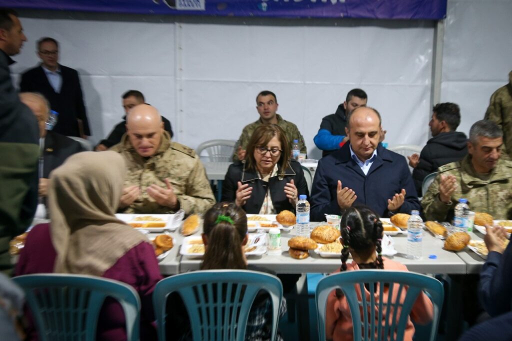 Başkan Şahin ve Bakan Çavuşoğlu, ilk iftarını Nurdağlılarla beraber yaptı