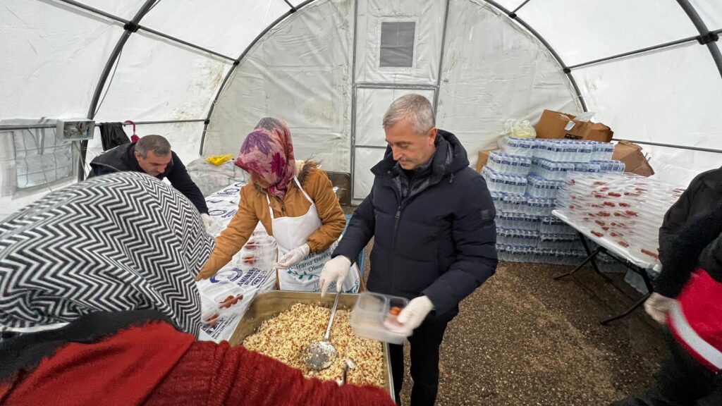 BAŞKAN TAHMAZOĞLU, ADIYAMANLI DEPREMZEDELERLE İFTAR AÇTI