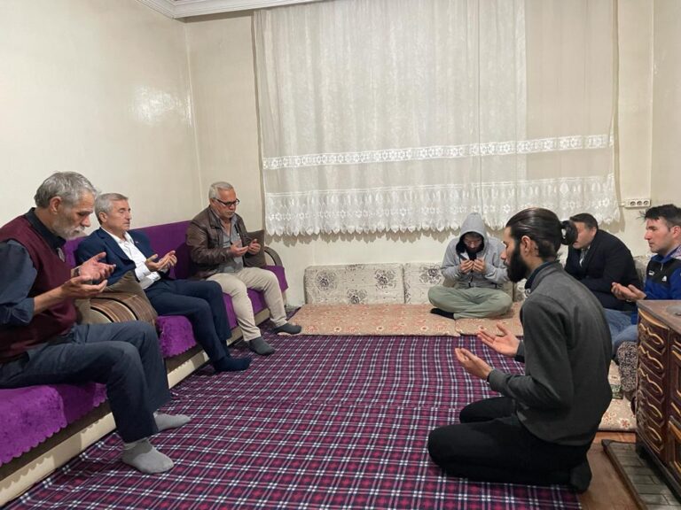 BAŞKAN TAHMAZOĞLU, DEPREMZEDE AİLELERİ ZİYARET EDİYOR