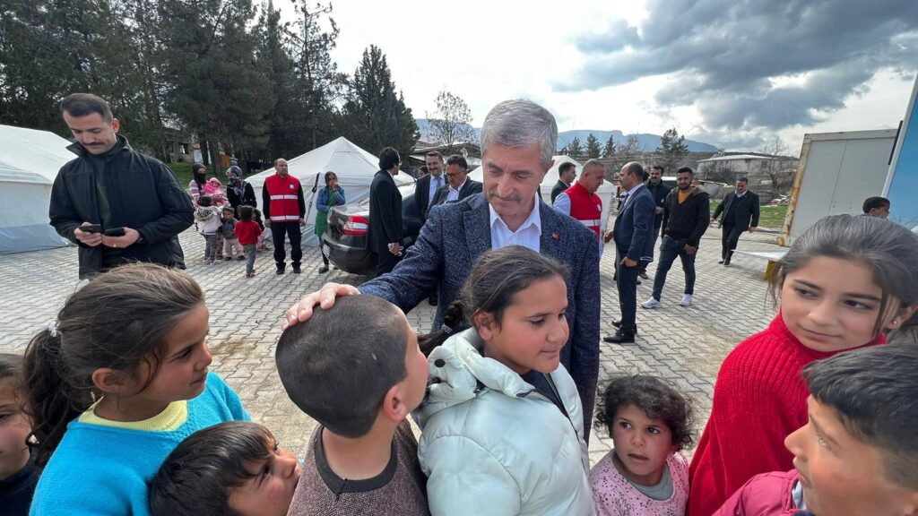 BASKAN TAHMAZOĞLU DEPREMZEDELERİN YANINDA