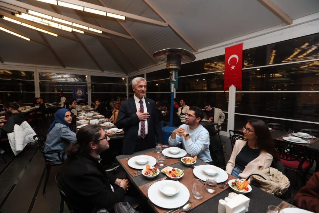 BU ZOR GÜNLERDE BAŞKAN TAHMAZOĞLU’NDAN ÜNİVERSİTE ÖĞRENCİLERİNE MÜJDE