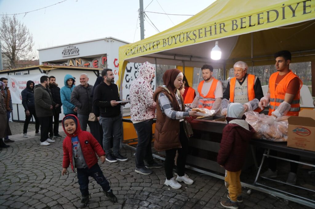 Gaziantep Büyükşehir’in kurduğu iftar çadırlarında günlük yaklaşık 15 bin kişi ağırlanıyor