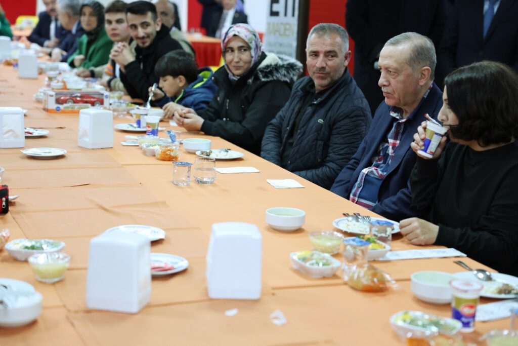 Cumhurbaşkanı Erdoğan, Balıkesir’de depremzedelerle beraber yemek yedi