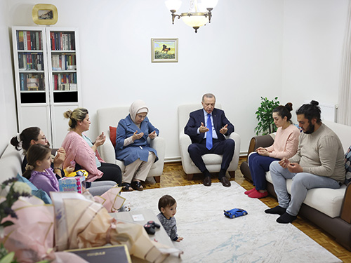 Cumhurbaşkanı Erdoğan, depremzede Hülya Çelebi ve ailesini ziyaret etti