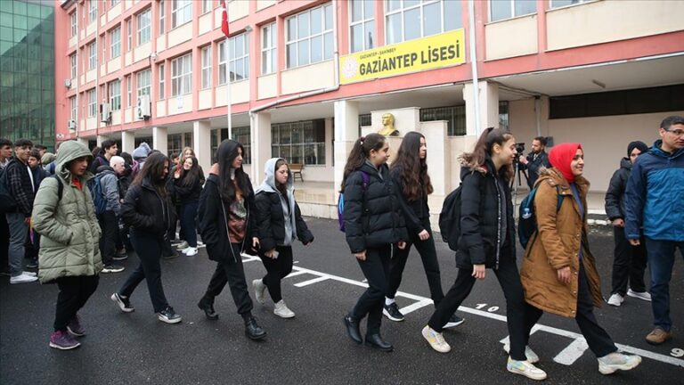 Depremden etkilenen Gaziantep, Adana ve Osmaniye’de eğitim öğretim yeniden başladı