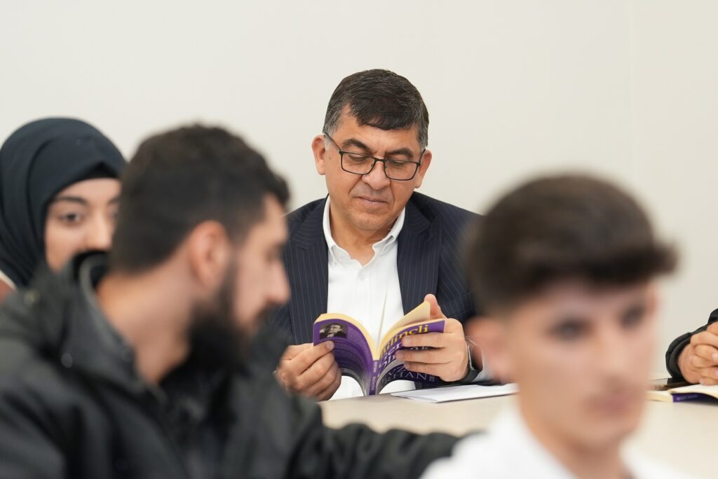 FADILOĞLU, GENÇLERLE ‘BİLİNÇLİ GENÇ OLMAK’ ÜZERİNE KONUŞTU