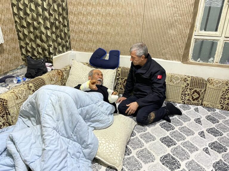 Başkan Tahmazoğlu, sele kapılan Reşat Ayva’yı evinde ziyaret etti