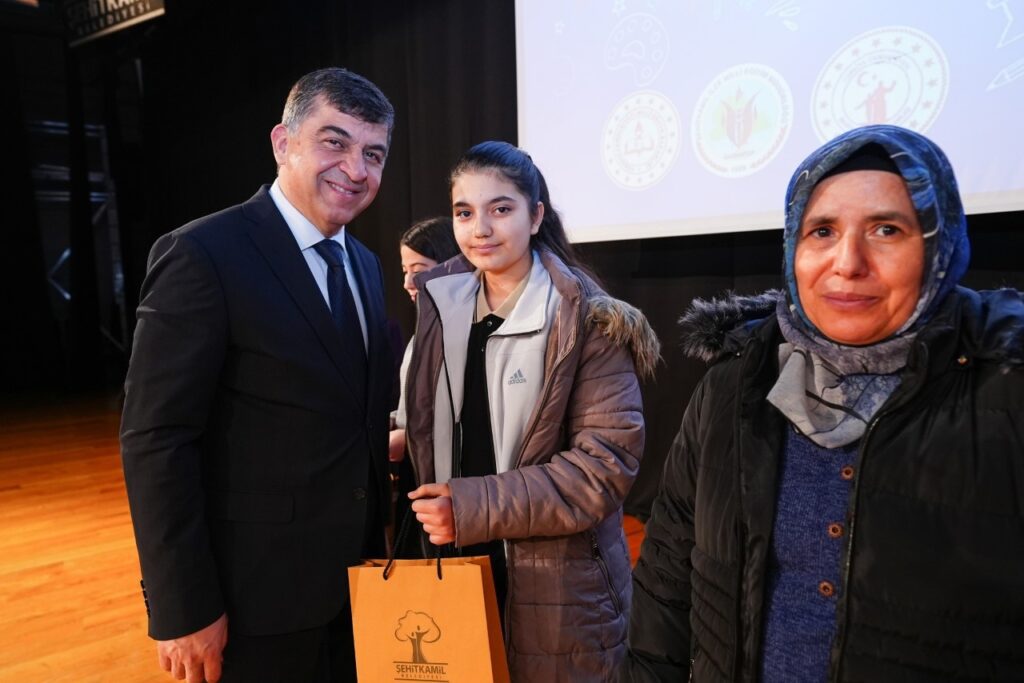 ŞEHİTKAMİL’DEKİ ÖĞRENCİLERE 4 BİN TL NAKDİ DESTEK VERİLDİ