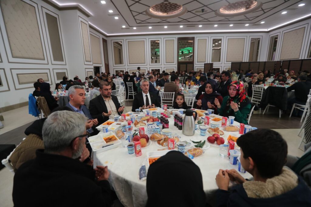 Başkan Tahmazoğlu, Umre’ye giden öğrenciler ve aileleri ile bir araya geldi