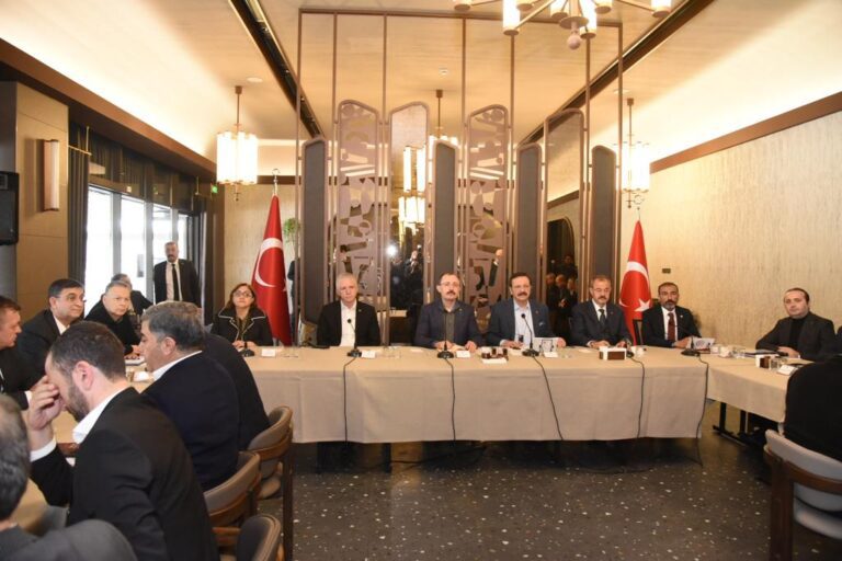 GSO BAŞKANI ÜNVERDİ İŞ DÜNYASININ TALEPLERİNİ BAKAN MUŞ’A SUNDU