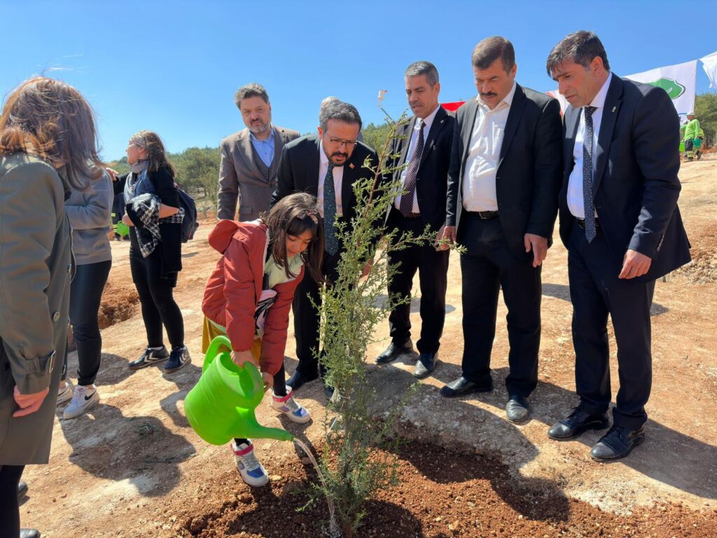 BAŞKAN YILMAZ, DEPREM ŞEHİTLERİ ANISINA FİDANLARI TOPRAKLA BULUŞTURDU