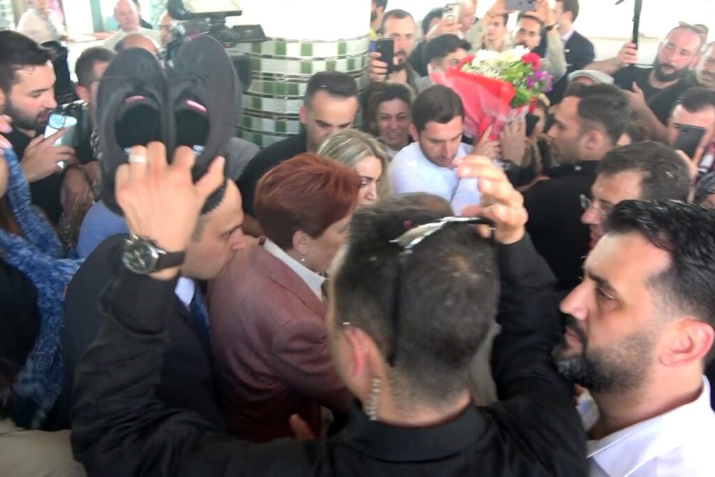 Bir ayakkabı tepkisi de Akşener ve Davutoğlu’na
