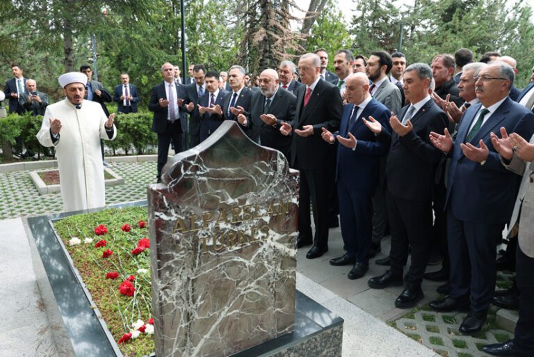Cumhurbaşkanı Erdoğan, Alparslan Türkeş’in kabrini ziyaret etti
