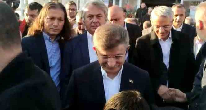 Millet Cami’nde bayram namazını kılan Davutoğlu’na depremzede tepkisi