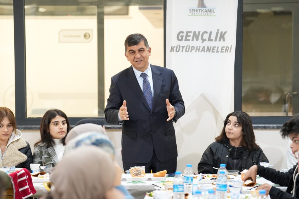 Başkan Fadıloğlu, öğrencilerle iftar açtı