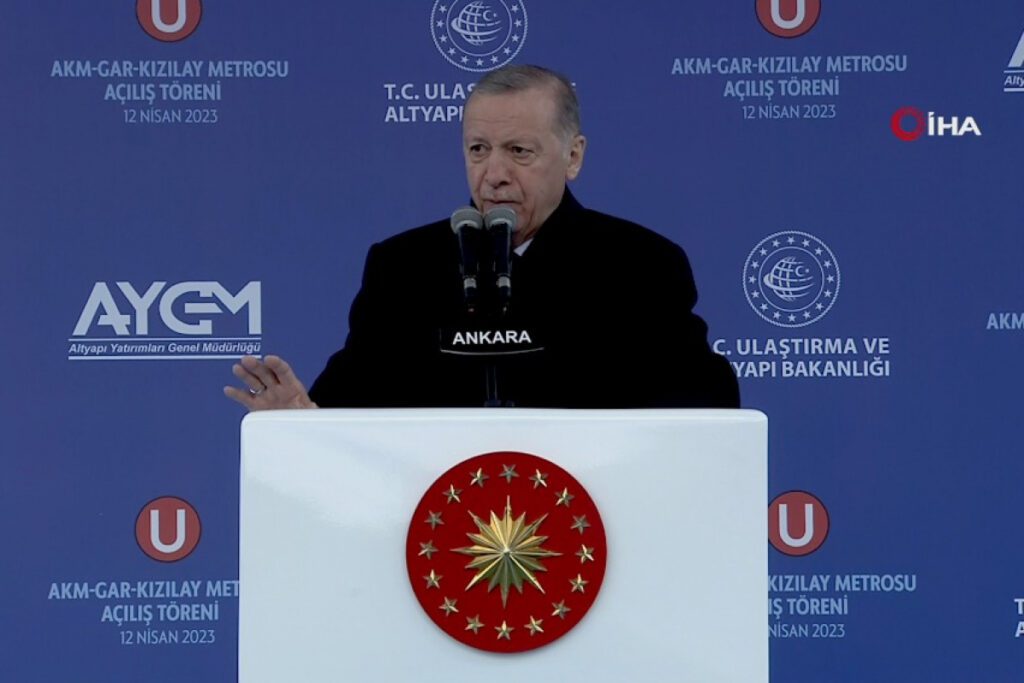 KILIÇDAROĞLU’NUN ETEĞİNE 4 ELLE SARILDILAR