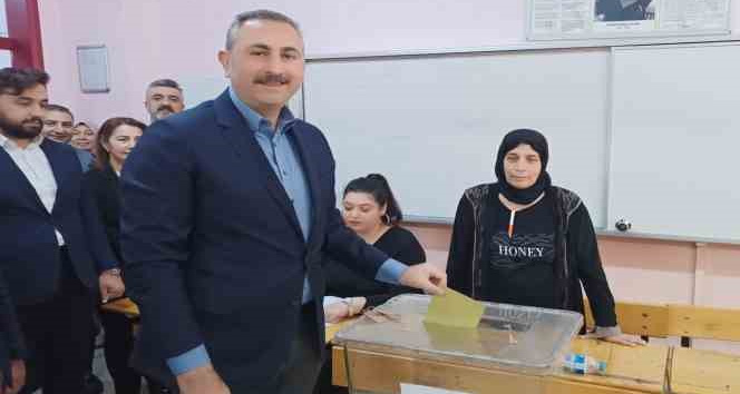 Eski Adalet Bakanı Gül, oyunu Gaziantep’te kullandı