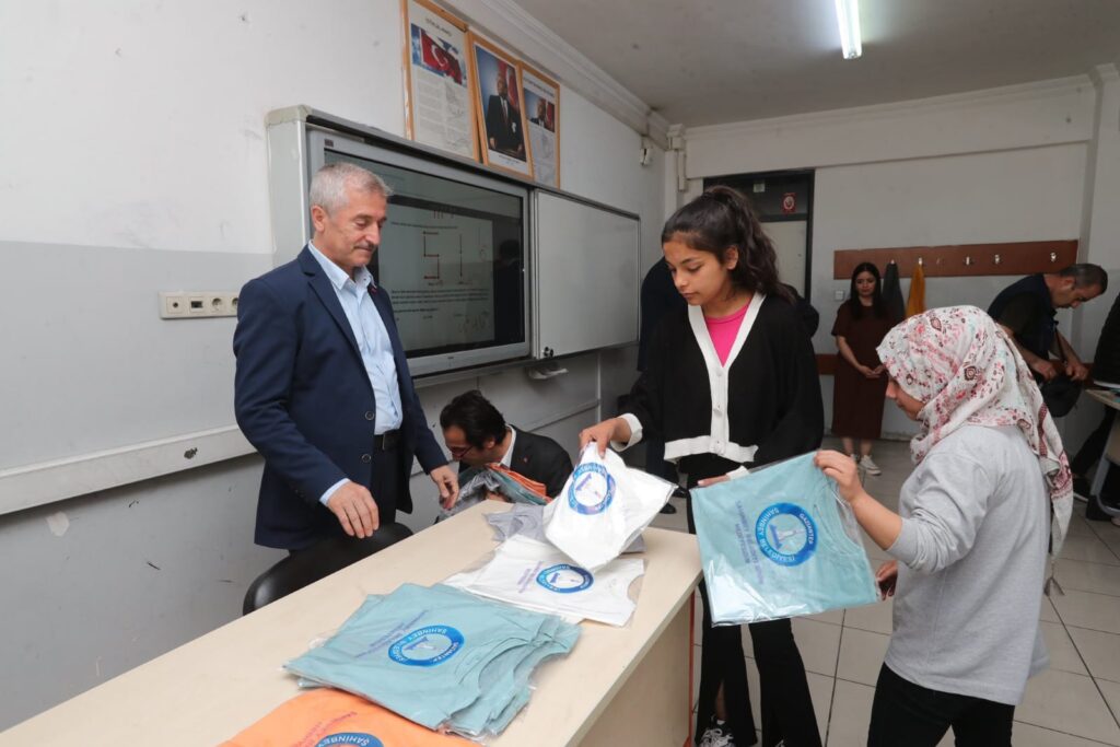 BAŞKAN TAHMAZOĞLU’NDAN ÖĞRENCİLERE 120.000 TİŞÖRT