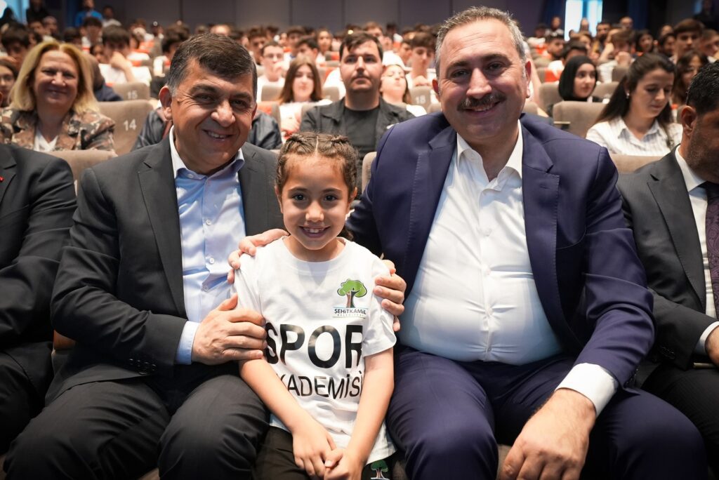 BİR ŞEHİTKAMİLLİ DAHA AVRUPA ZİRVESİNDE