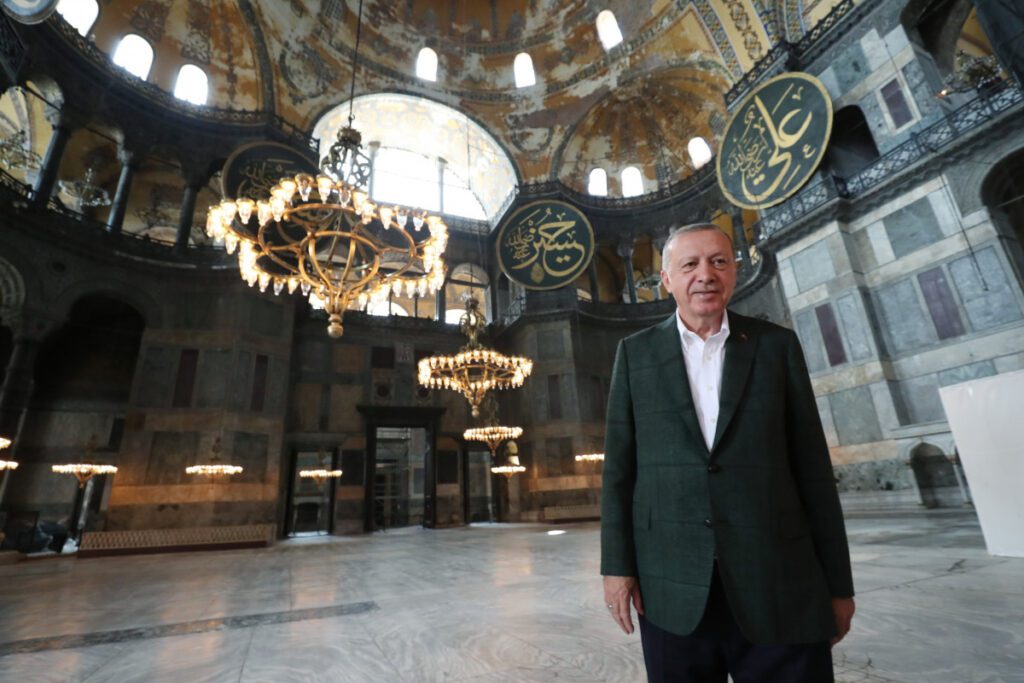 Cumhurbaşkanı Erdoğan seçim programını Ayasofya’da akşam namazı ile sonlandırdı