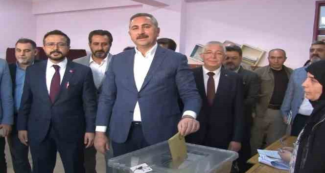 Eski Adalet Bakanı Gül, oyunu Gaziantep’te kullandı