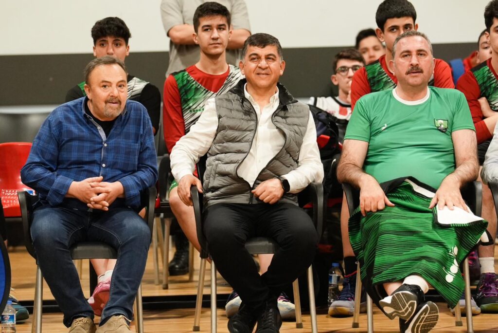 GÜL İLE FADILOĞLU’NUN MAÇ DAVETİNE GENÇLER BÜYÜK İLGİ GÖSTERDİ