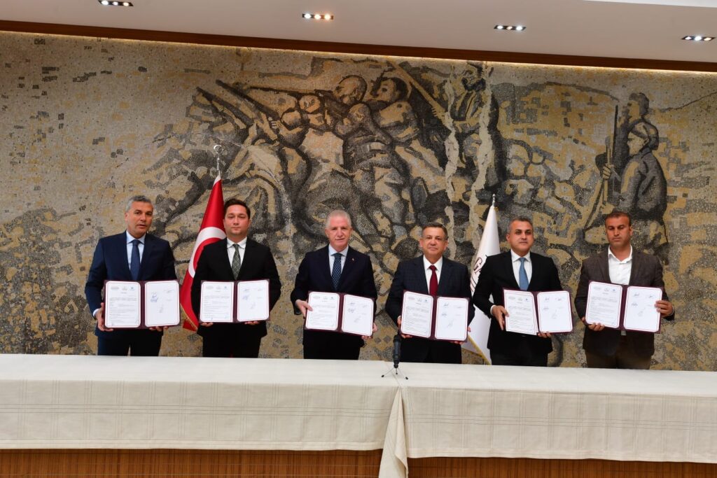 ERDEMOĞLU AİLESİ, NURDAĞI VE İSLAHİYE İLÇELERİNE ÖĞRETMENEVİ YAPACAK
