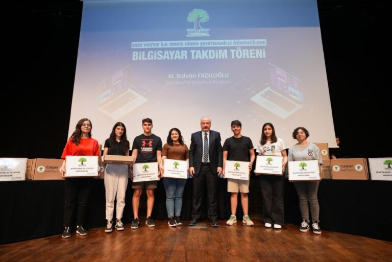 YKS’DE BAŞARILI OLAN ÖĞRENCİLERE BİLGİSAYAR ARMAĞAN EDİLDİ