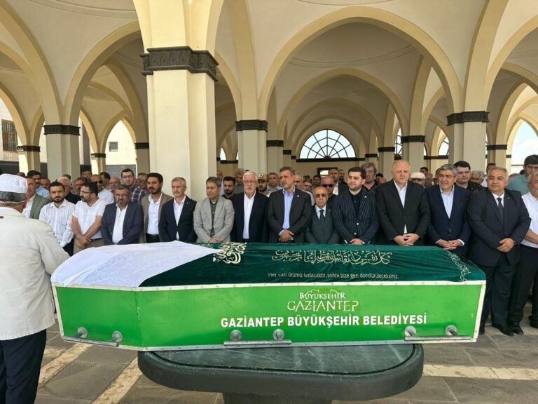 Ahmet Uzer’in ablası son yolculuğuna uğurlandı