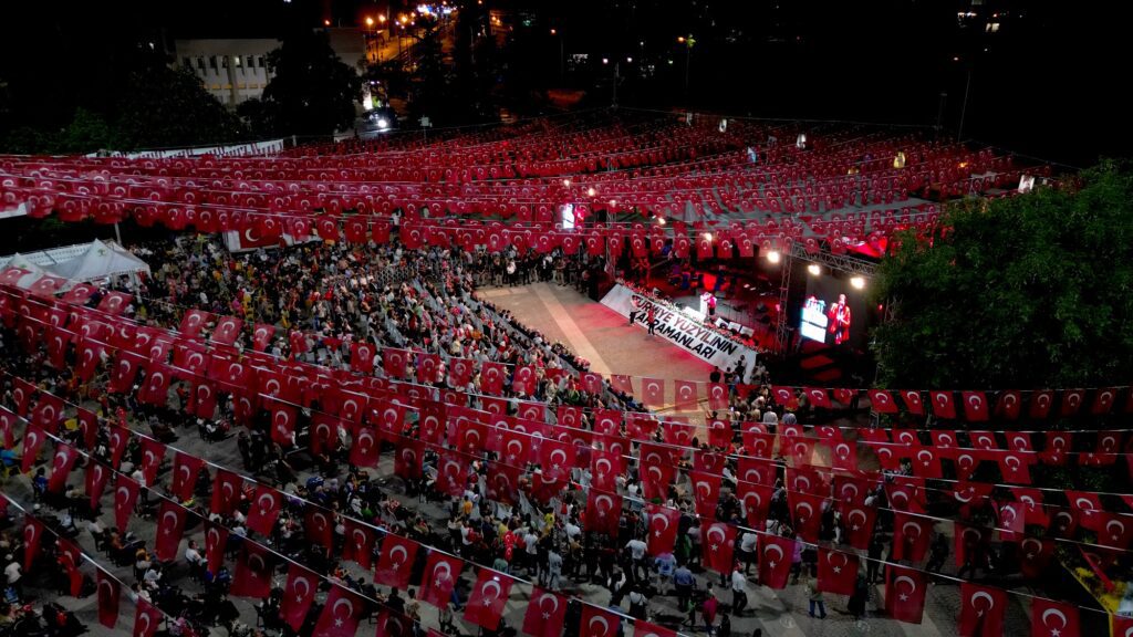 GAZİ ŞEHİR 15 TEMMUZ’DA YİNE TEK YÜREK OLDU, DEMOKRASİ MEYDANI’NI DOLDURDU