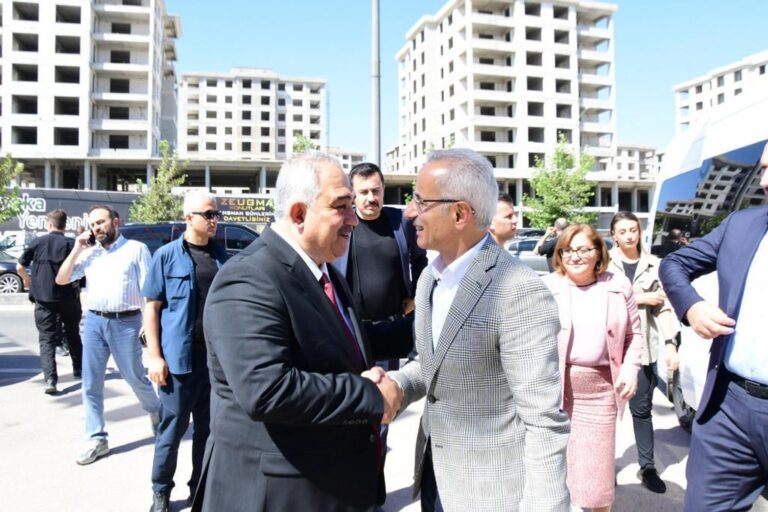 BAKAN URALOĞLU, AK PARTİ GAZİANTEP TEŞKİLATI İLE KUCAKLAŞTI