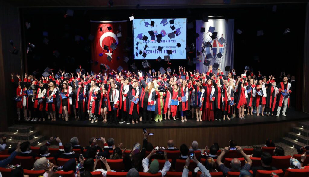 NACİ TOPÇUOĞLU MESLEK YÜKSEKOKULU GENÇ YETENEKLERİNİ MEZUN ETTİ