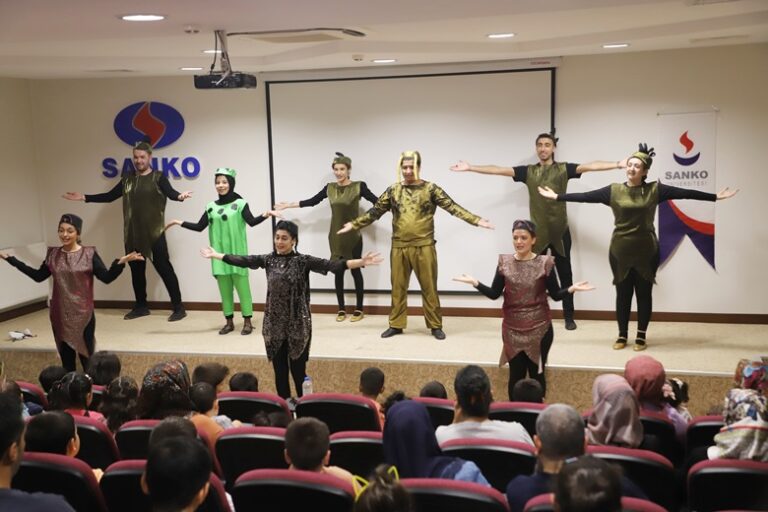 DEPREMDEN ETKİLENEN ÇOCUKLARA TİYATRO ETKİNLİĞİ DÜZENLENDİ