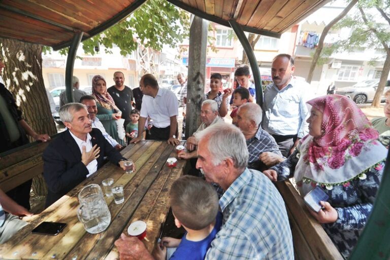 BAŞKAN TAHMAZOĞLU ESNAF VE VATANDAŞLA OMUZ OMUZA