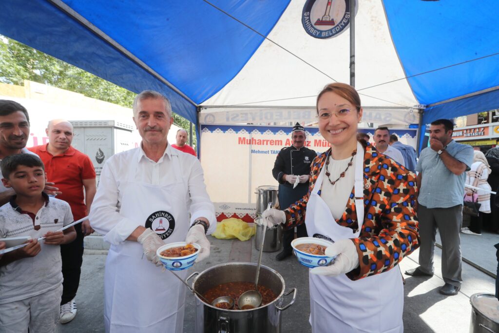 Milletvekili Bakbak ve Başkan Tahmazoğlu, vatandaşlara aşure ikramında bulundu