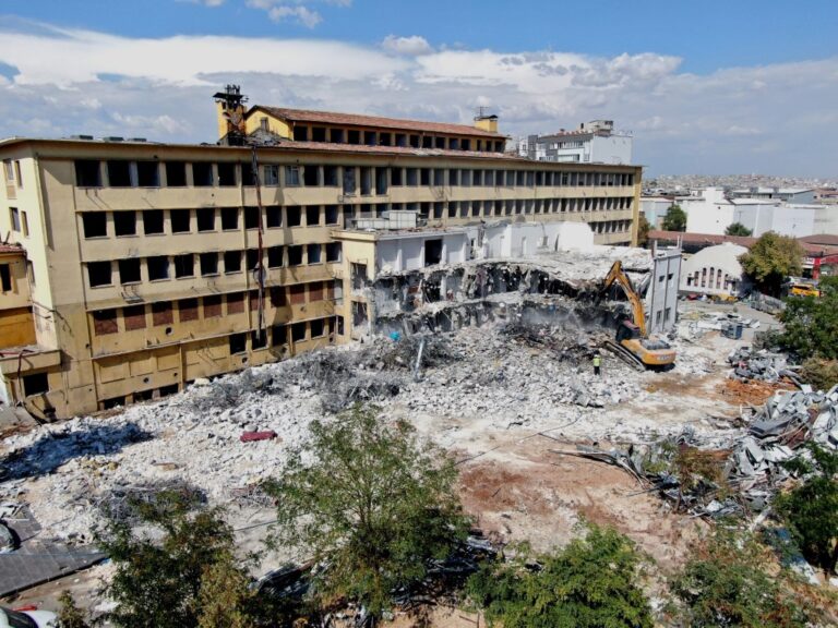 Gaziantep’te depremden ağır hasar alan ilk devlet hastanesi yıkılıyor