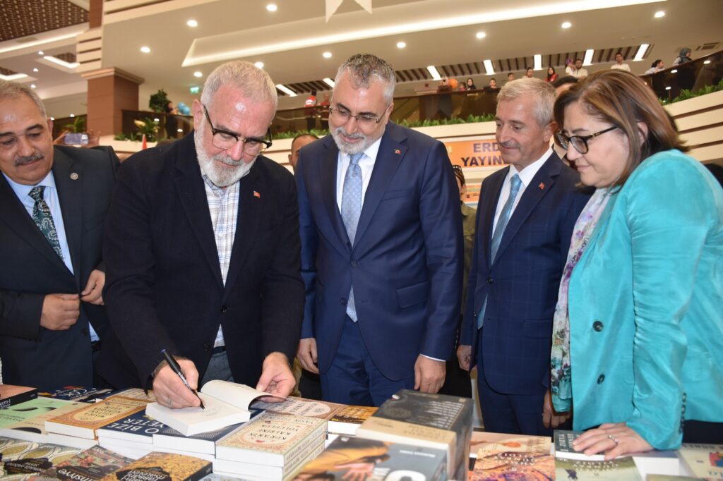 ŞAHİNBEY BELEDİYESİ’NİN 6. KİTAP FUARI KAPILARINI AÇTI