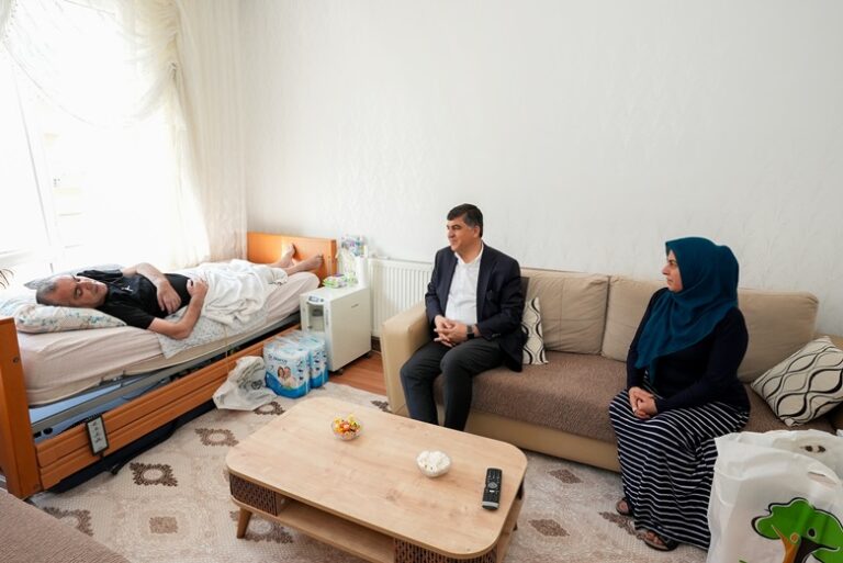 BAŞKAN FADILOĞLU, HASTALARI EVLERİNDE ZİYARET ETTİ