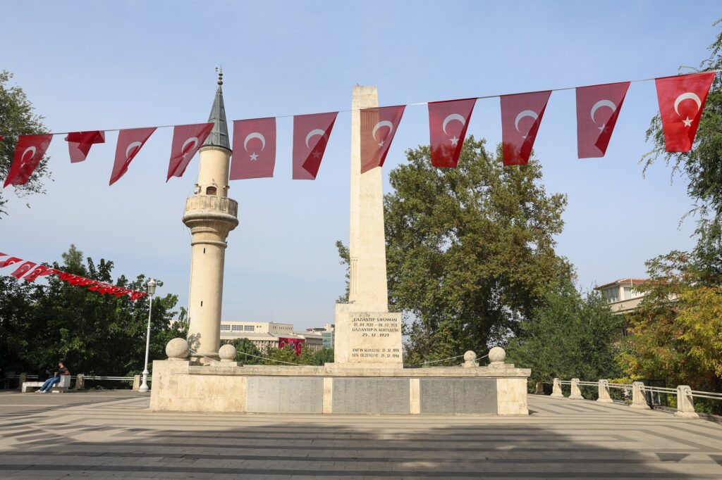 BÜYÜKŞEHİR’DEN  100. YILDA 100 BİN BAYRAK!