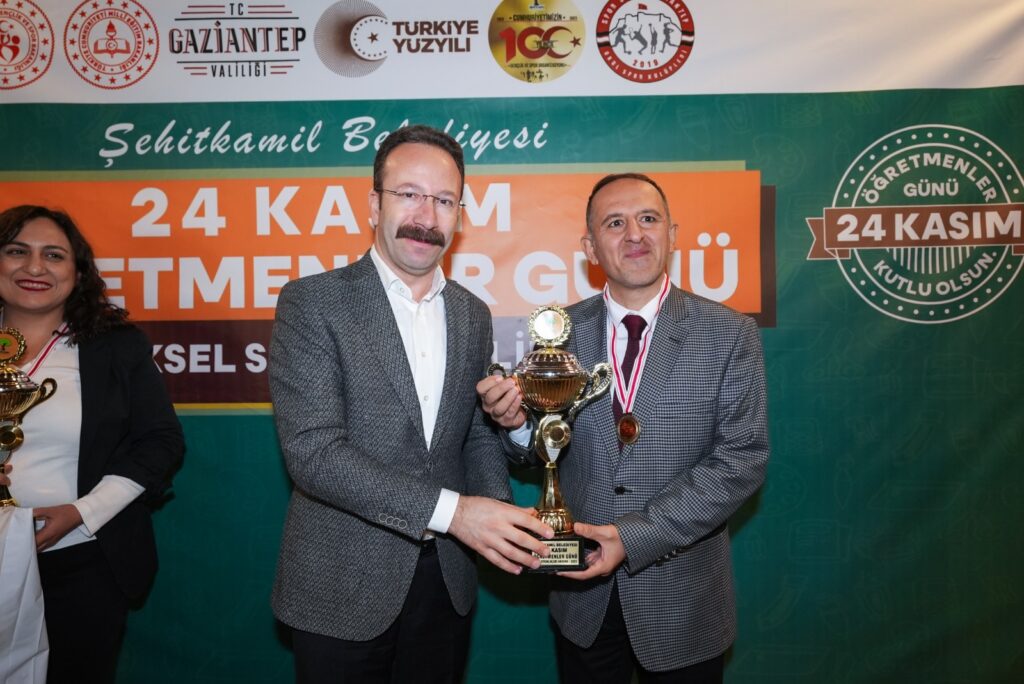 DERECEYE GİREN ÖĞRETMENLER ÖDÜLLENDİRİLDİ