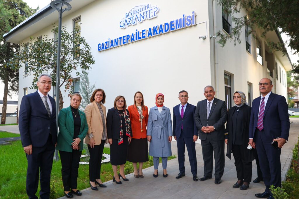 BAKAN GÖKTAŞ, BÜYÜKŞEHİR BELEDİYESİ’NİN SOSYAL PROJELERİNİ BAŞARILI BULDU