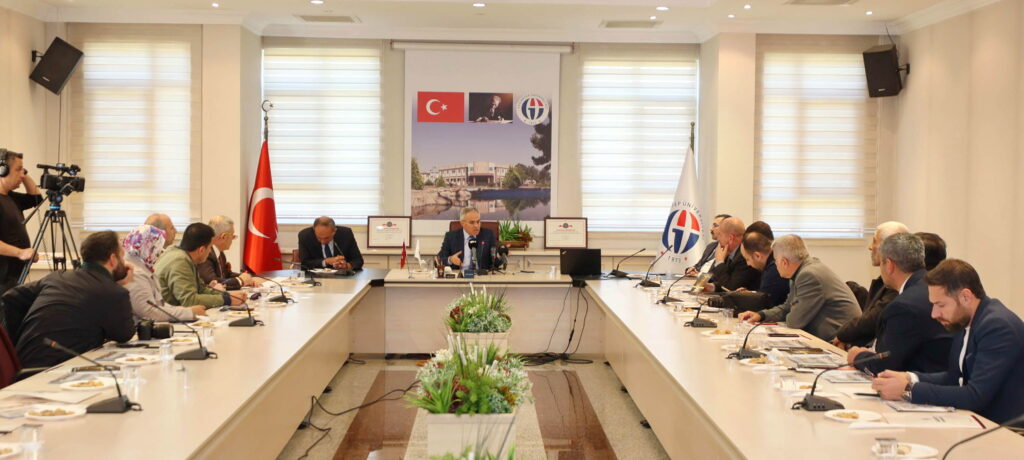 GAÜN REKTÖRÜ PROF. DR. ÖZAYDIN DİKKAT ÇEKEN PROJELERİNİ AÇIKLADI