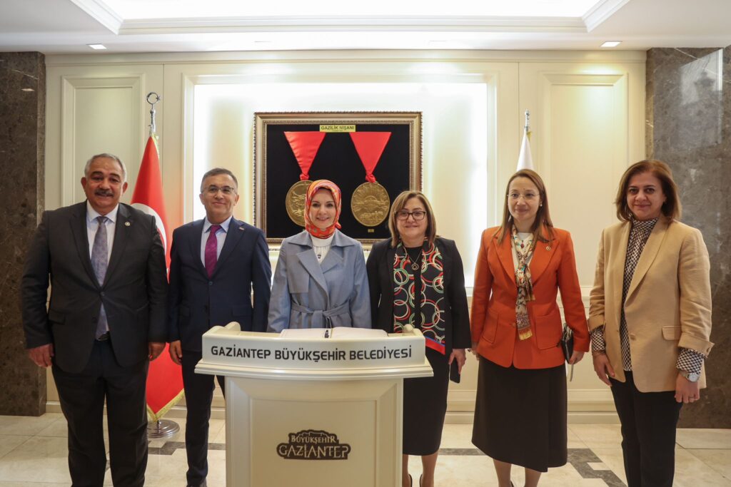 AİLE VE SOSYAL HİZMETLER BAKANI GÖKTAŞ, BAŞKAN ŞAHİN’İ ZİYARET ETTİ